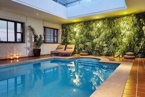 Piscine intérieure, accès possible de 6 h 30 à 21 h, chaises longues