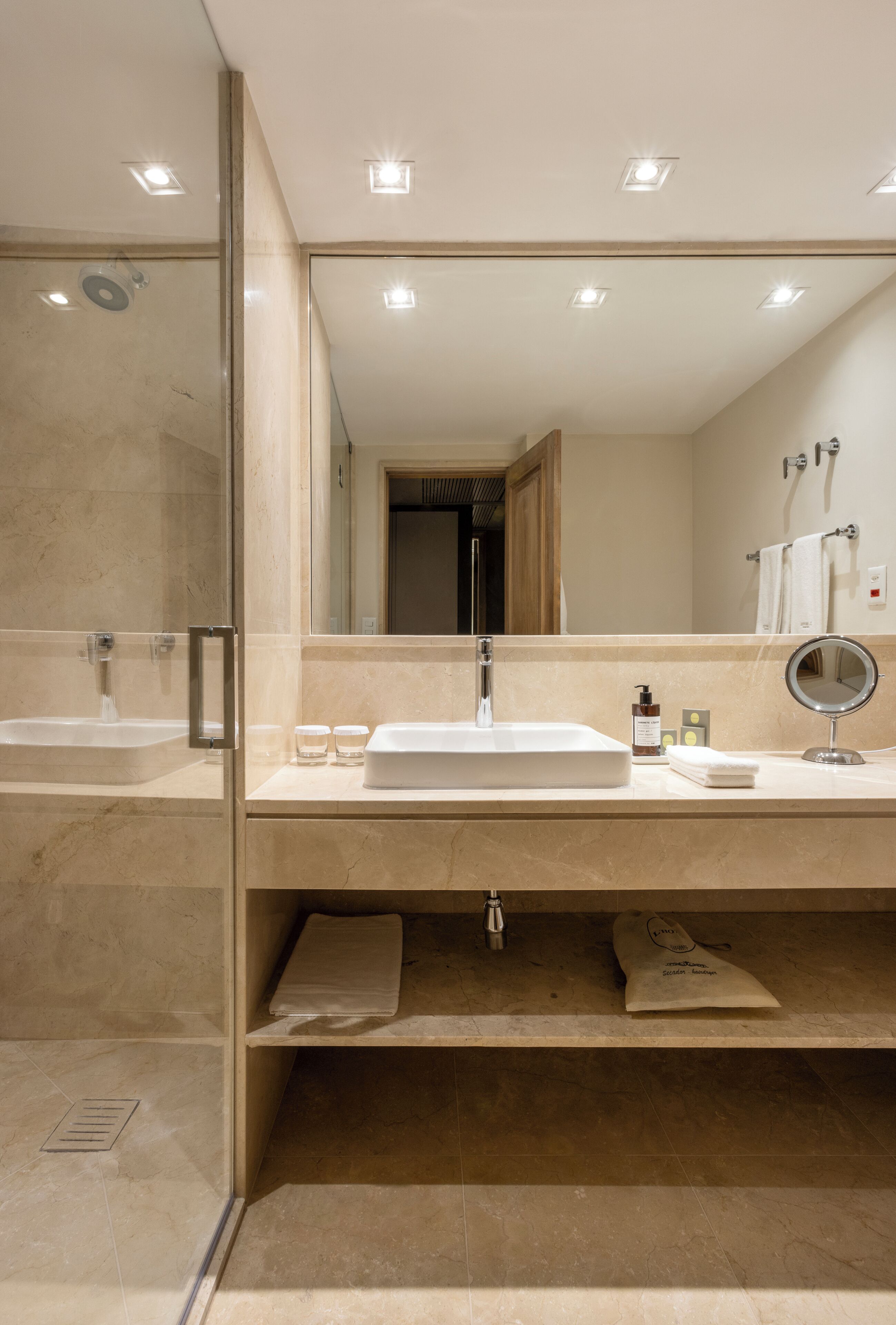 Executive-Apartment, Balkon | Badezimmer | Designer-Toilettenartikel, Haartrockner, Bademäntel, Hausschuhe