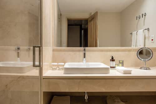 Departamento ejecutivo, balcón | Baño | Amenidades de baño de diseñador, secadora de cabello, batas, pantuflas