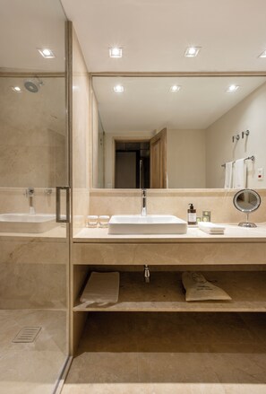 Executive-lejlighed - balkon | Badeværelse | Designertoiletartikler, hårtørrer, badekåber, hjemmesko
