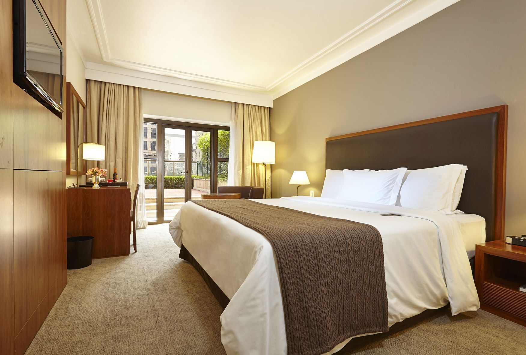 Egyptian cotton sheets, premium bedding, pillow-top beds, minibar