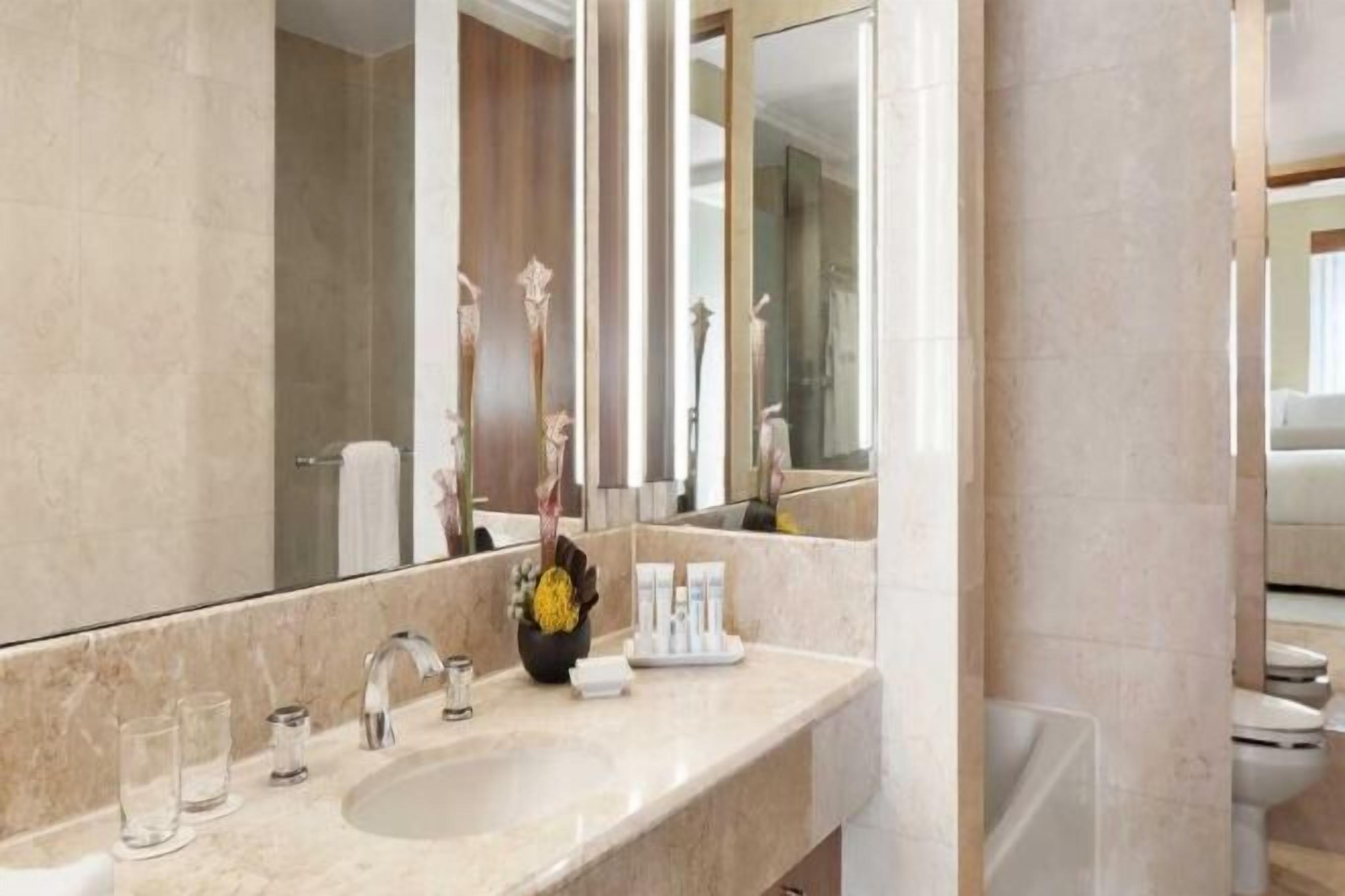 Bathroom | Combined shower/tub, hydromassage showerhead, designer toiletries