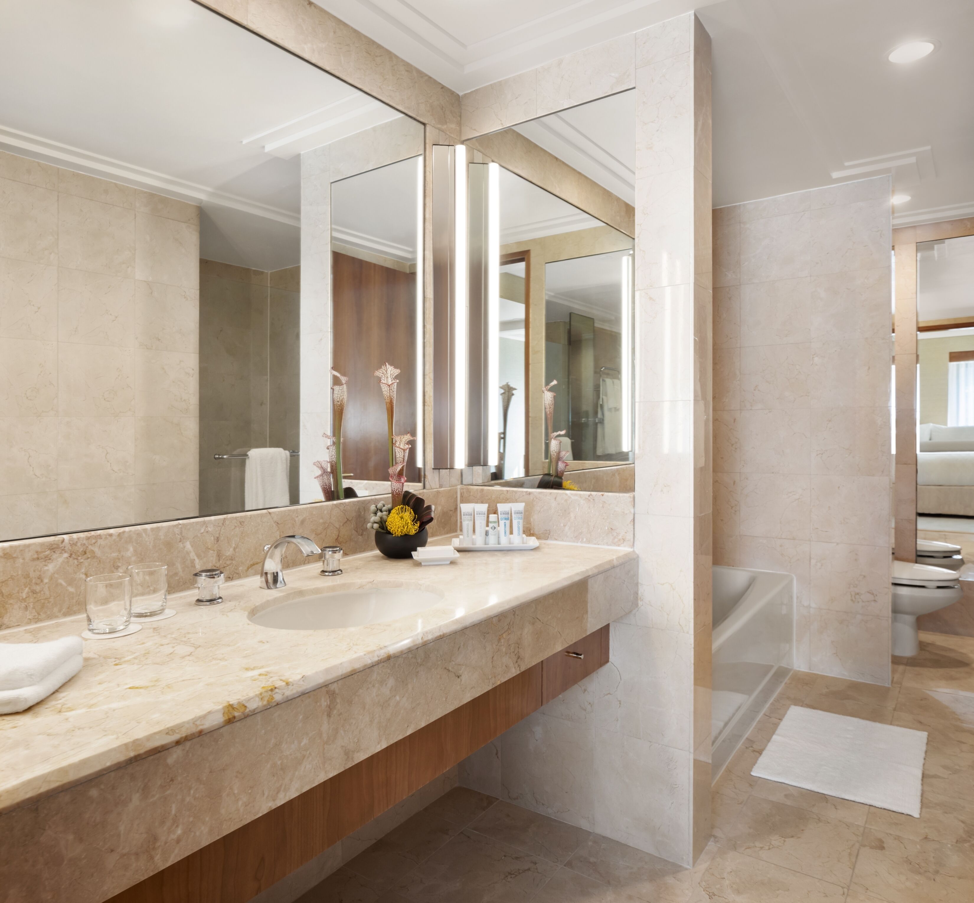 combined shower/bathtub, hydromassage showerhead, designer toiletries