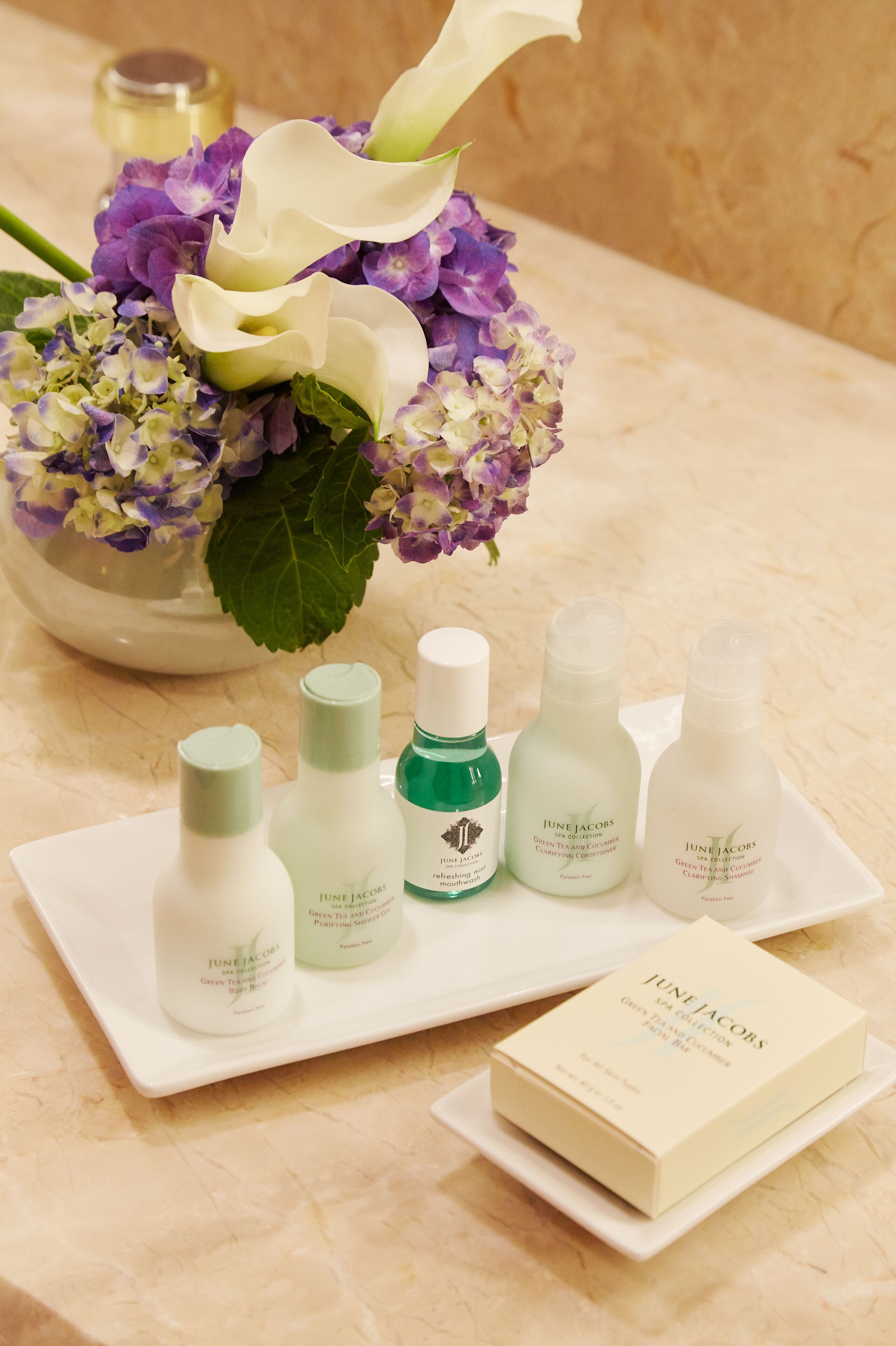 combined shower/bathtub, hydromassage showerhead, designer toiletries