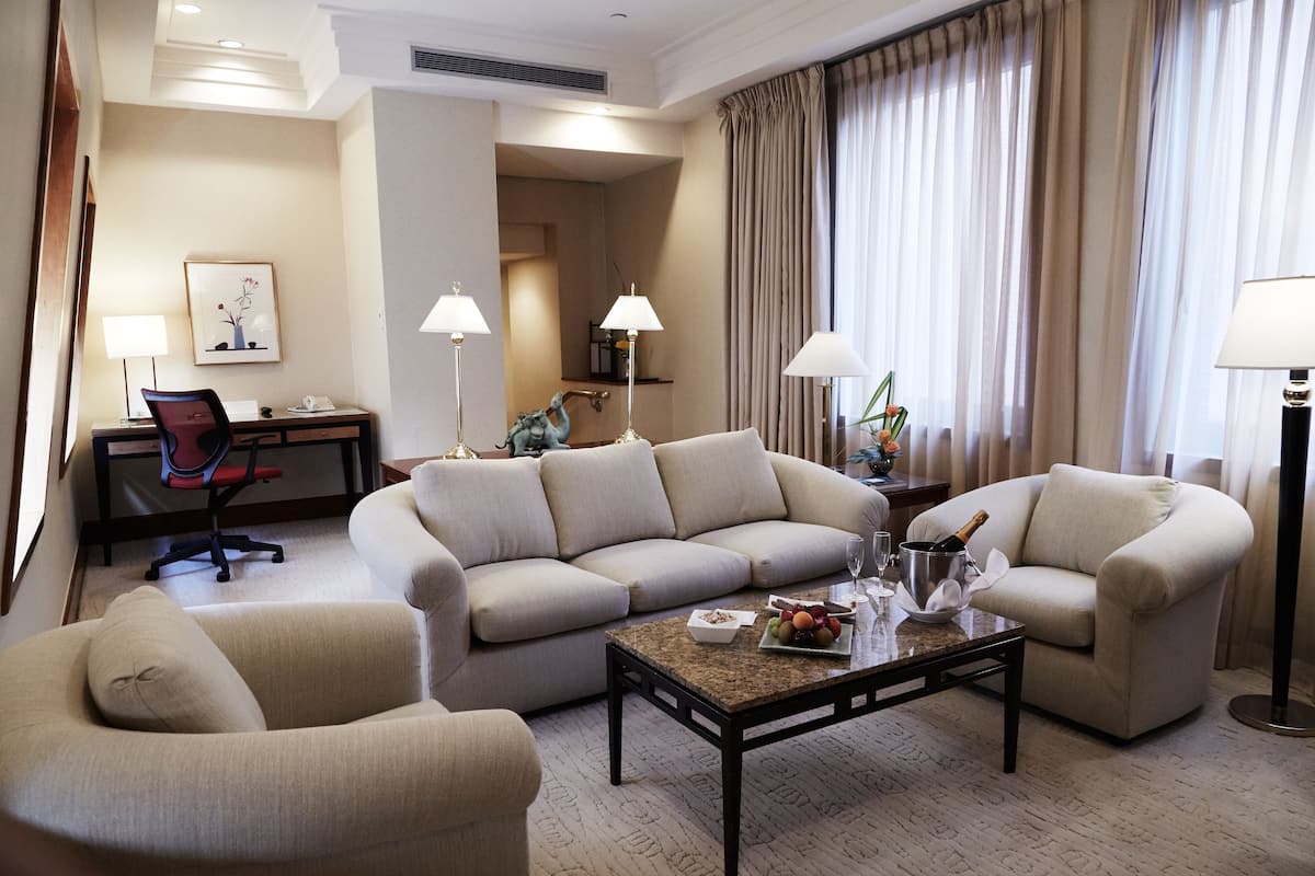스위트, 킹사이즈침대 1개 (Townhouse) | 거실 공간 | 케이블 채널 시청이 가능한 50인치 LED TV