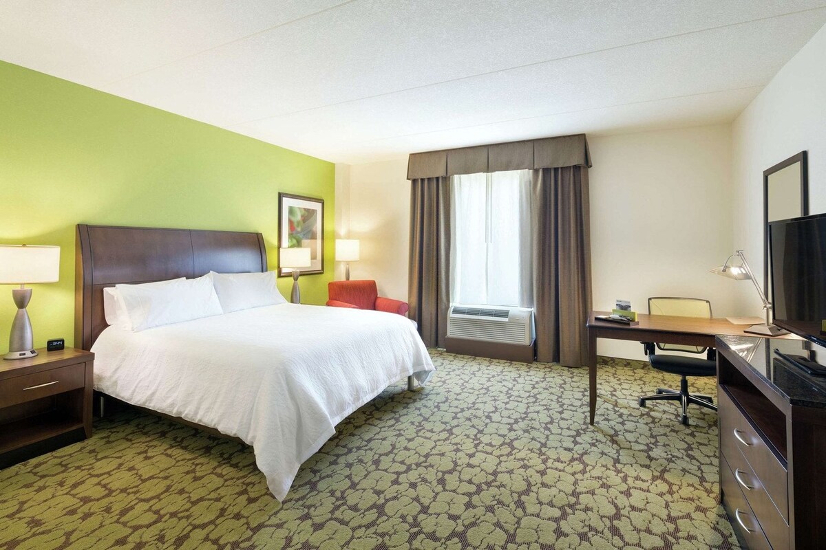 Premium bedding, in-room safe, cribs (free), rollaway beds (surcharge)