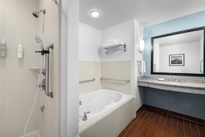 Combined shower/tub, designer toiletries, towels, soap - Hilton Garden Inn Pascagoula (Pascagoula)