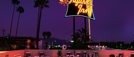 Piscine extérieure, piscine chauffée, chaises longues