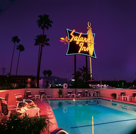 Una piscina al aire libre, una piscina climatizada. Safari Inn Burbank/Universal, a Coast Hotel