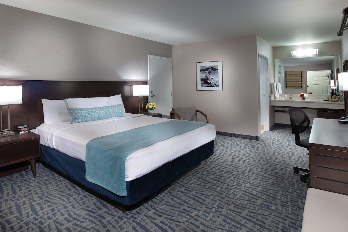 room, 1 king bed (coast king) | desk, blackout curtains, free cots/infant beds, free wifi