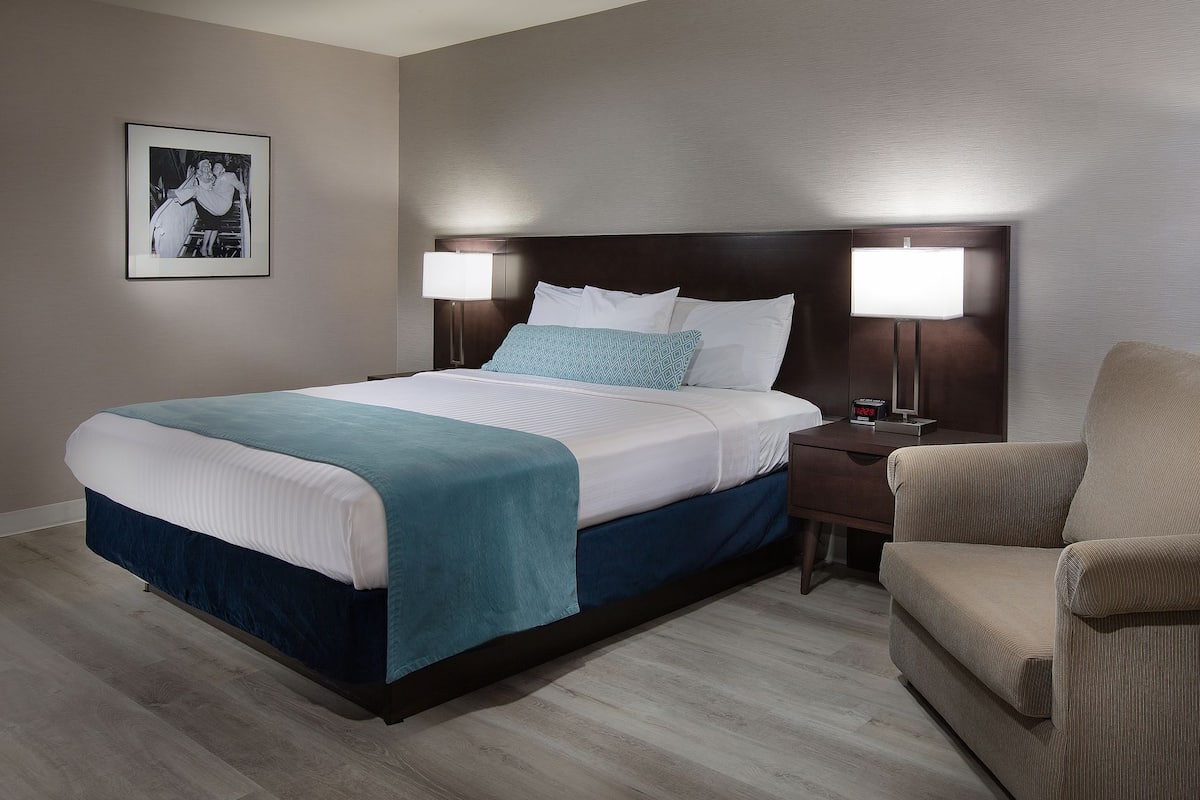 Room, 1 King Bed (Coast King with Wetbar) | Egyptian cotton sheets, premium bedding, desk, laptop workspace