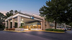 A Days Inn with a lobby entrance, a parking area, and a building with a modern design. - Days Inn by Wyndham Hoover Birmingham (Birmingham)