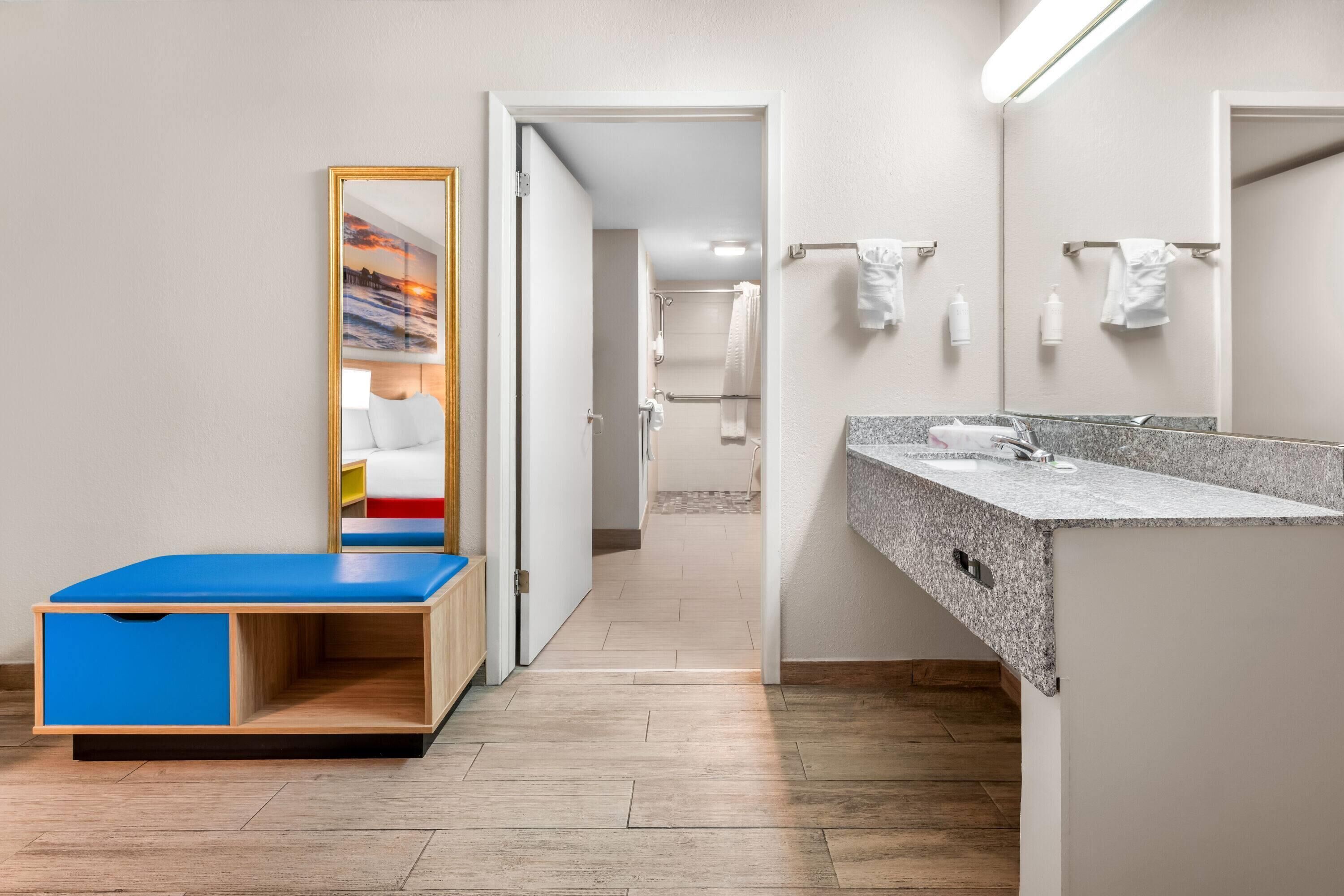 Habitació, 1 llit de matrimoni, accessible, no fumadors | Caixa forta a l'habitació, escriptori i planxa i posts de planxar 