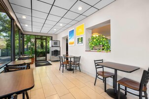 包含每日外带式早餐