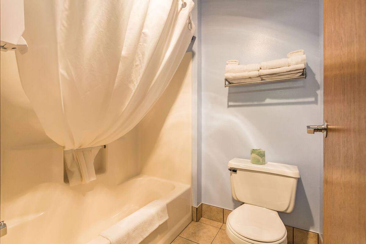 standard room | bathroom | rainfall showerhead, free toiletries, hair dryer, towels