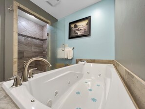 Suite de luna de miel, 1 cama King size, para no fumadores | Baño | Tina con regadera, amenidades de baño gratuitas, toallas 