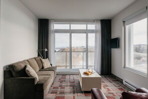 Premium bedding, desk, soundproofing, iron/ironing board - Riotel Matane (Matane)