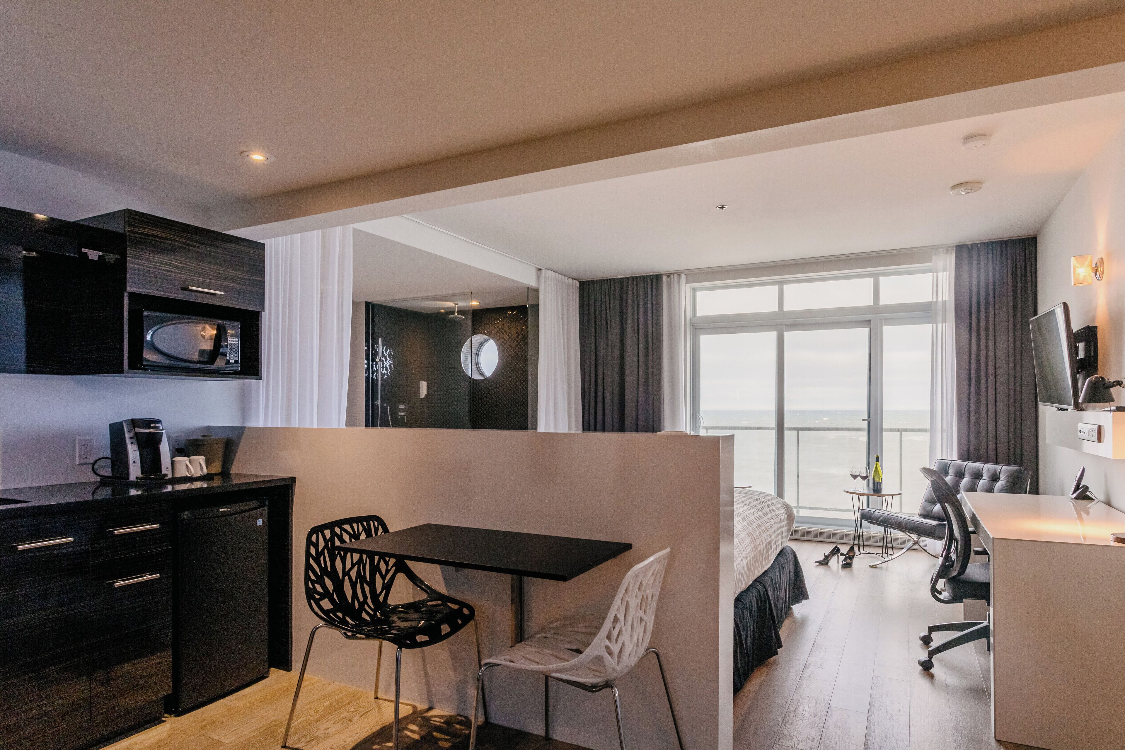 Suite (Panorama) | Peralatan tempat tidur premium, meja, kalis bunyi 