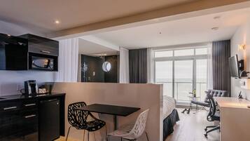 Suite (Panorama) | Peralatan tempat tidur premium, meja, kalis bunyi