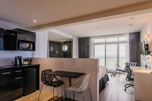 Suite (Panorama) | Premium bedding, desk, soundproofing, iron/ironing board