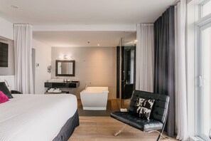 Suite (Panorama) | Premium bedding, desk, soundproofing, iron/ironing board - Riotel Matane (Matane)