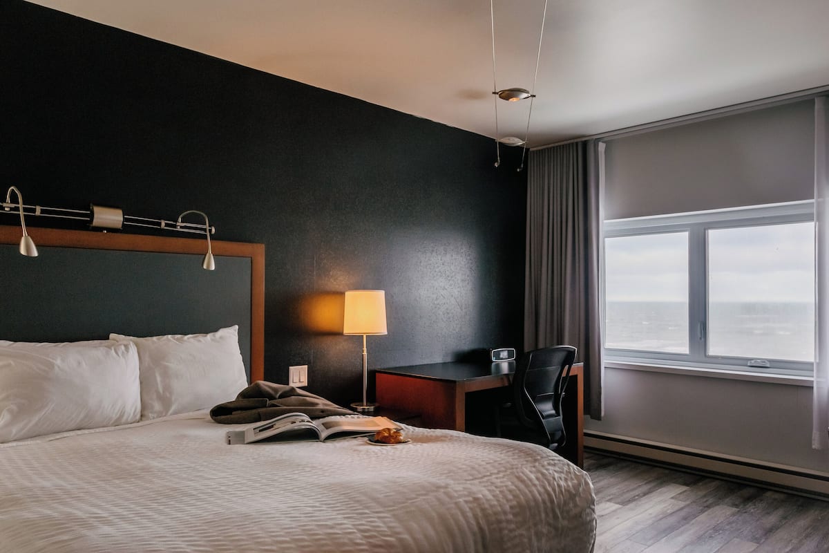 Habitación Confort, vista al mar | Ropa de cama de alta calidad, escritorio y insonorización 