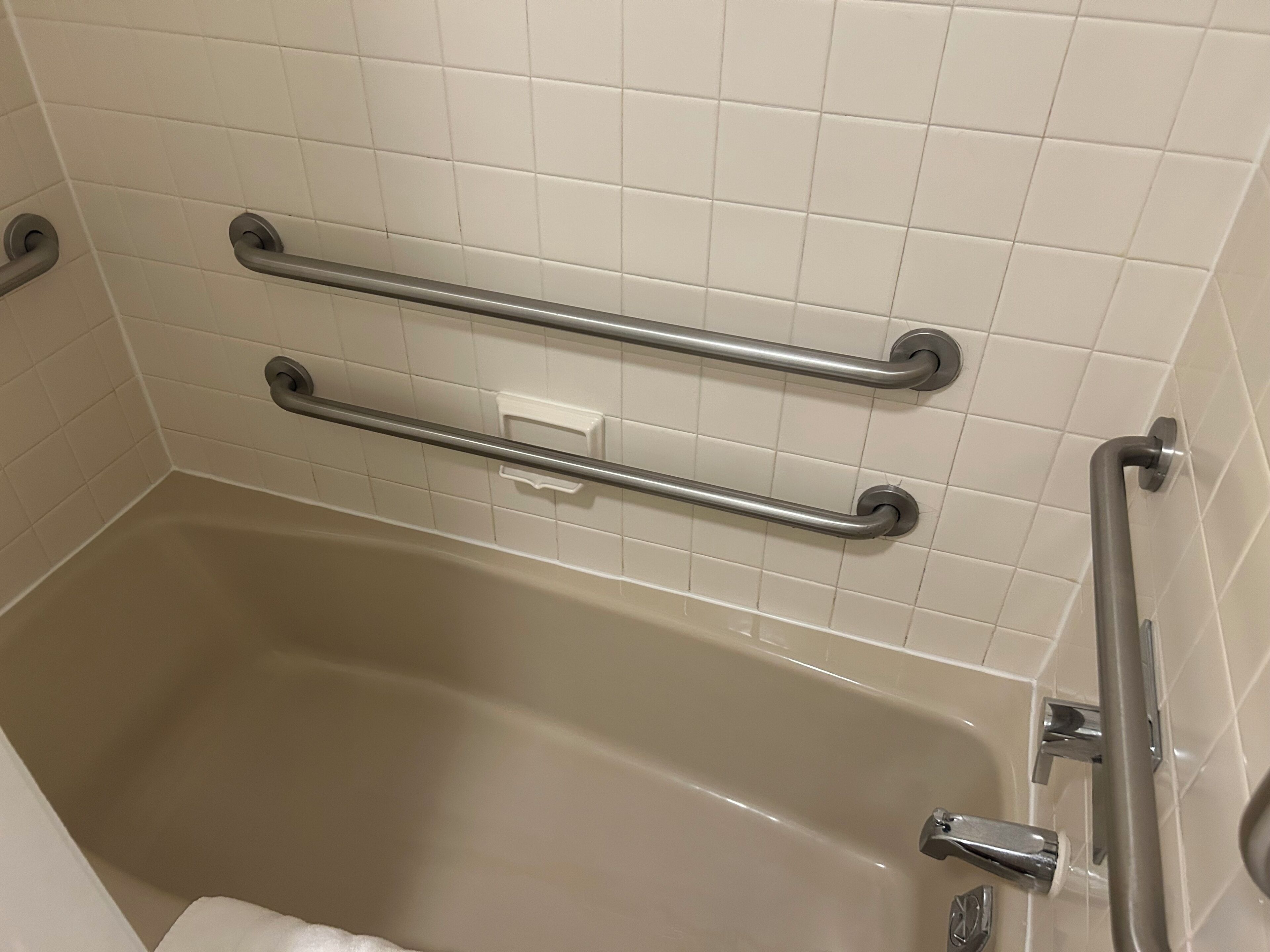 Tina con regadera, amenidades de baño de diseñador, secadora de cabello 