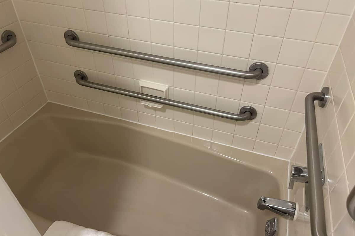 Tina con regadera, amenidades de baño de diseñador, secadora de cabello