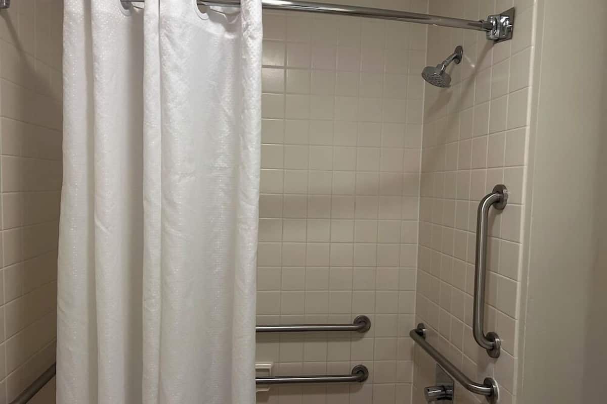 Bathroom | Combined shower/tub, designer toiletries, hair dryer, towels