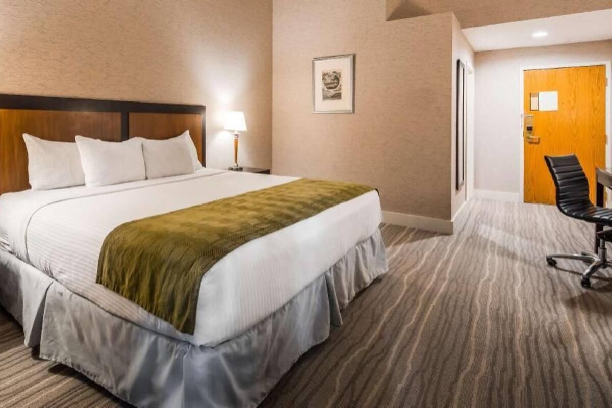 Sengetøy av topp kvalitet, senger med overmadrass og safe på rommet