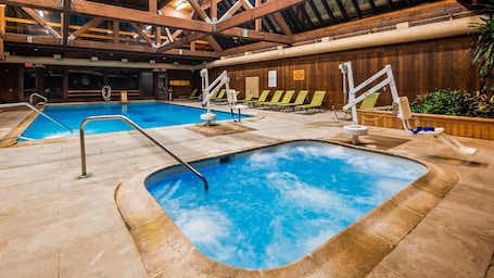 Una piscina techada, una piscina al aire libre de temporada, sombrillas. Heritage Hotel, Golf, Spa & Conference Center