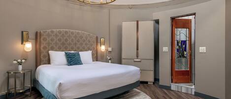 Traditional Queen | Premium bedding, pillow-top beds, individually decorated