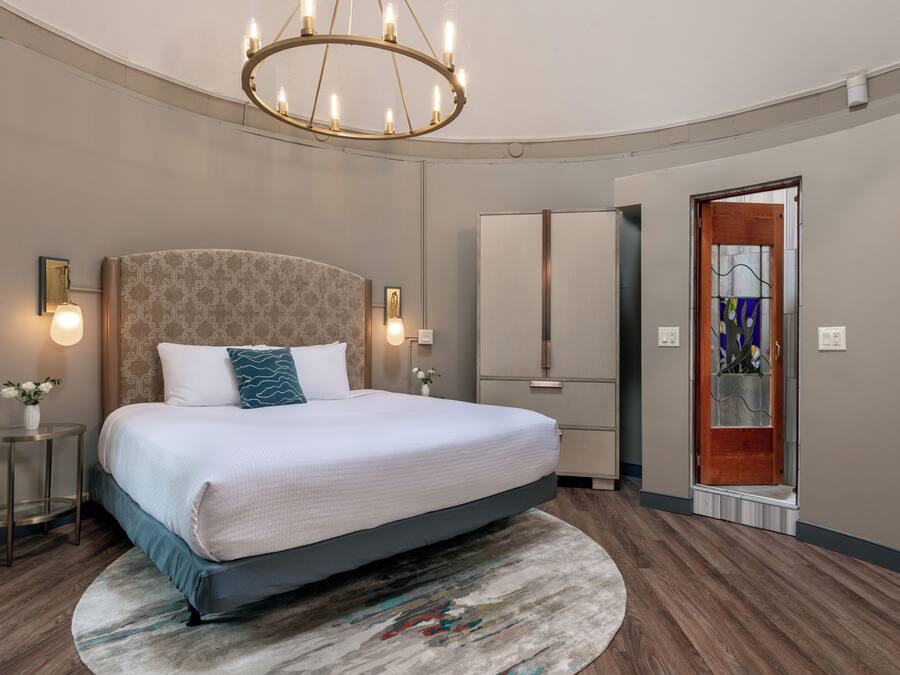 Traditional Queen | Premium bedding, pillow-top beds, individually decorated