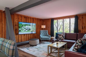 Suite | Living area | Books - La Tourelle Inn & Spa (Ithaca)