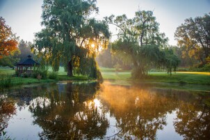 Fachada de la propiedad por la tarde o noche