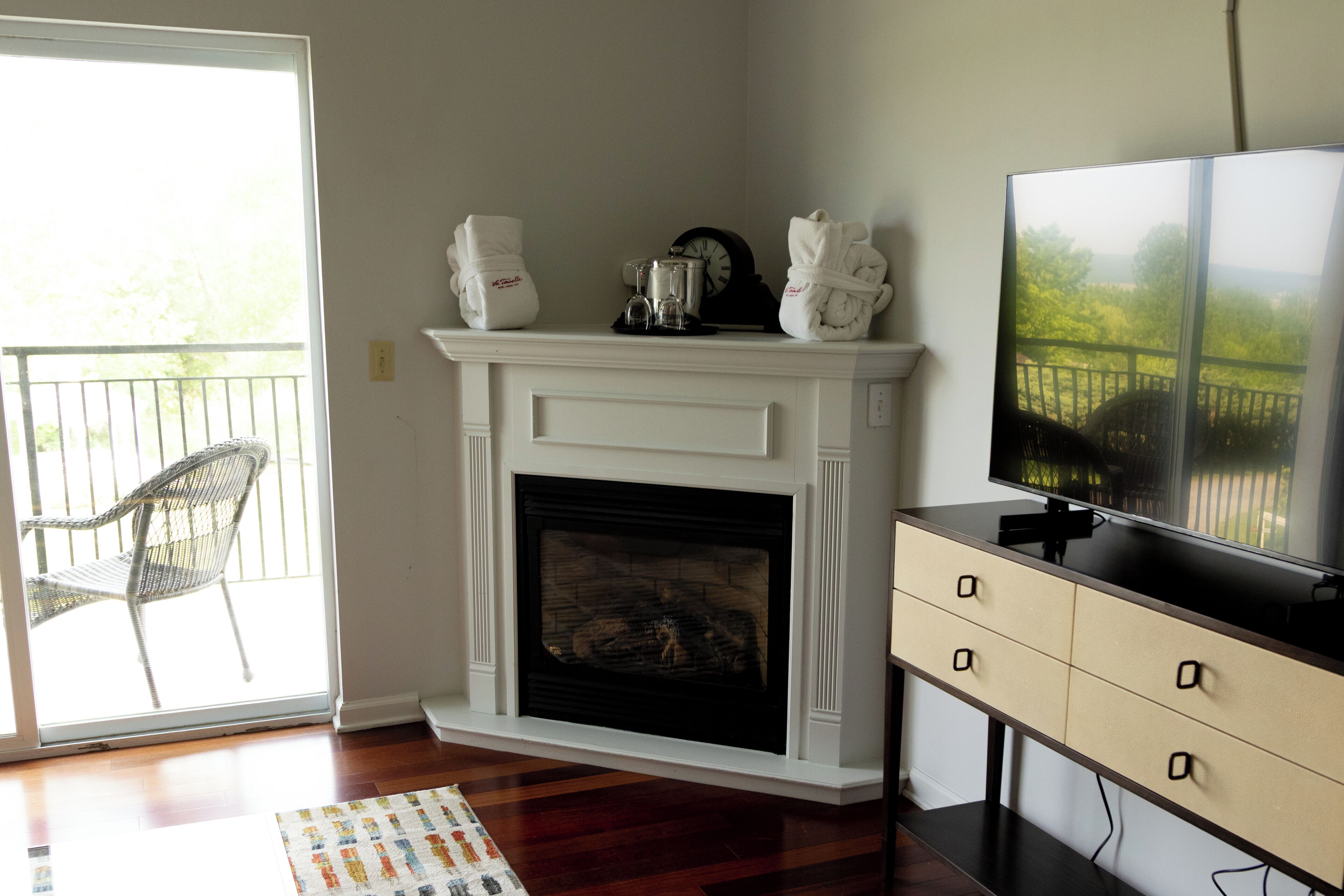 deluxe king room | 1 bedroom, premium bedding, pillow-top beds, individually decorated