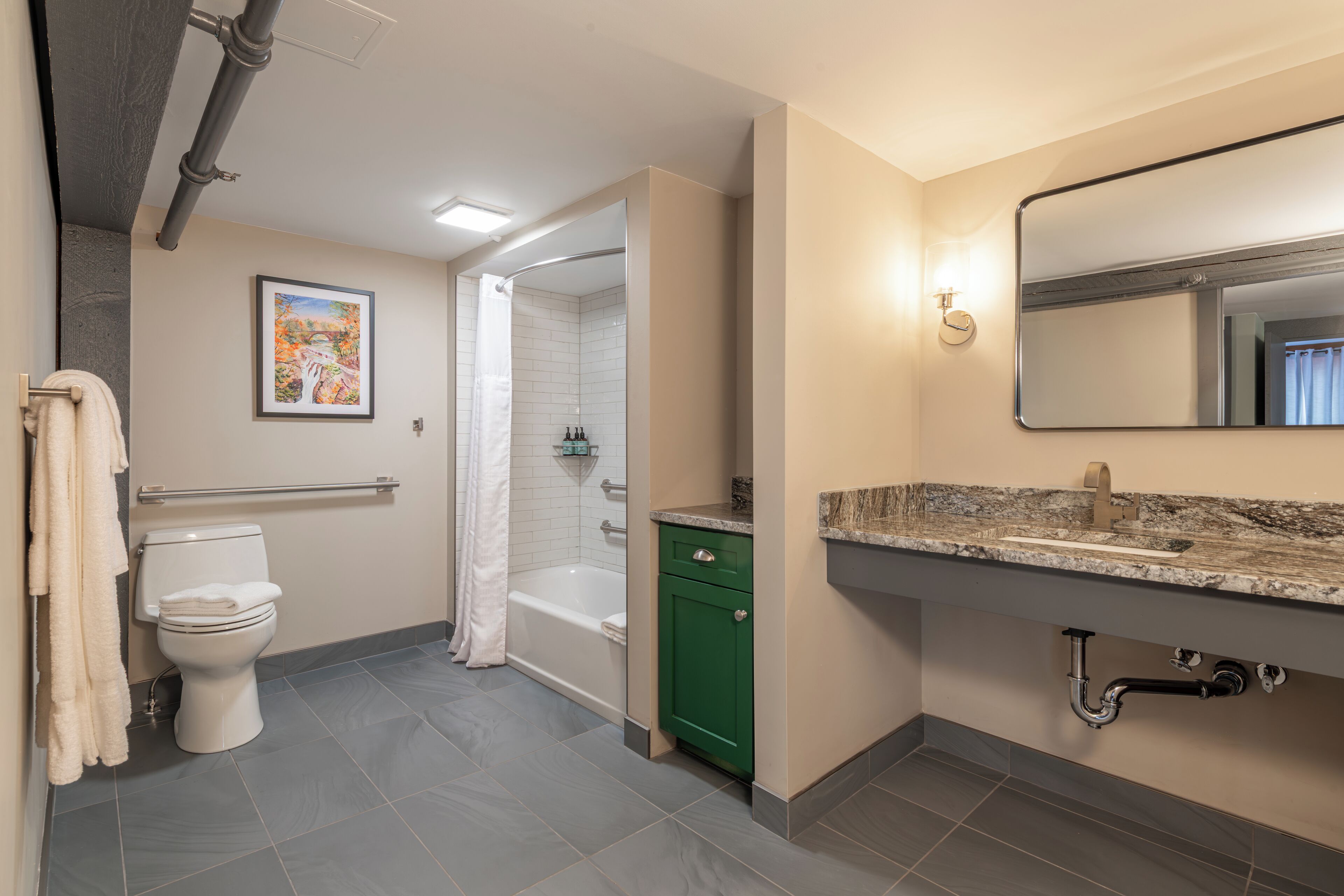 Een moderne badkamer met toilet, douche en wastafel.