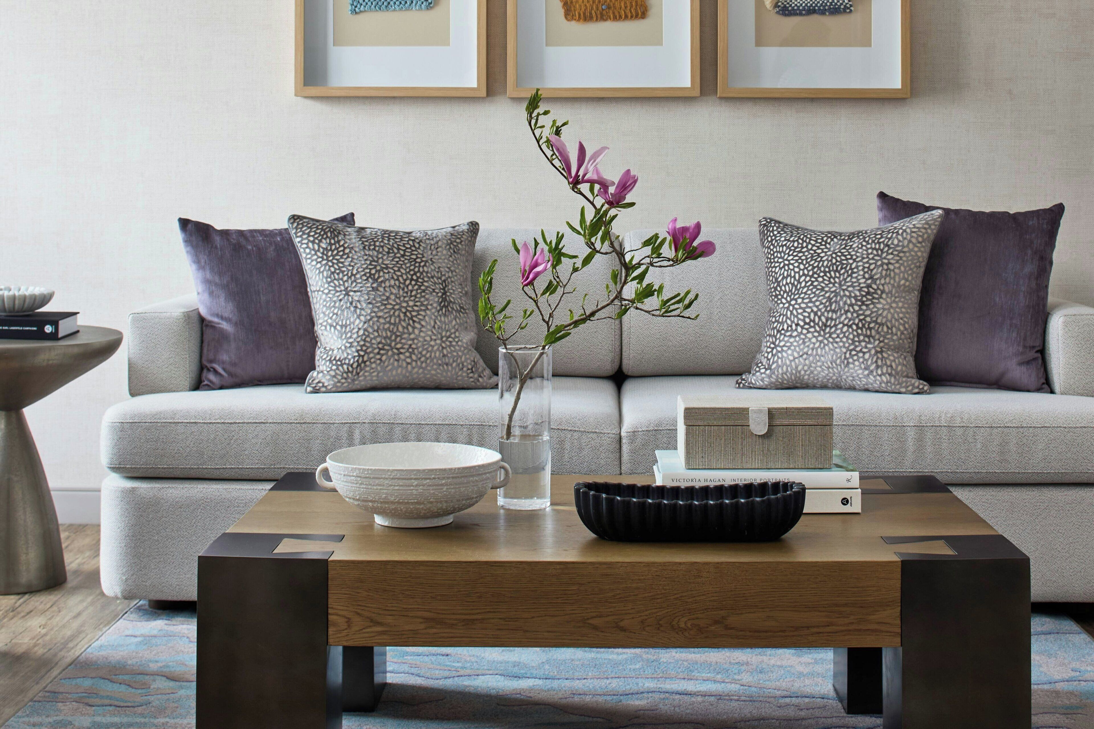 Un salon moderne avec un canapé, une table basse et des objets de décoration.