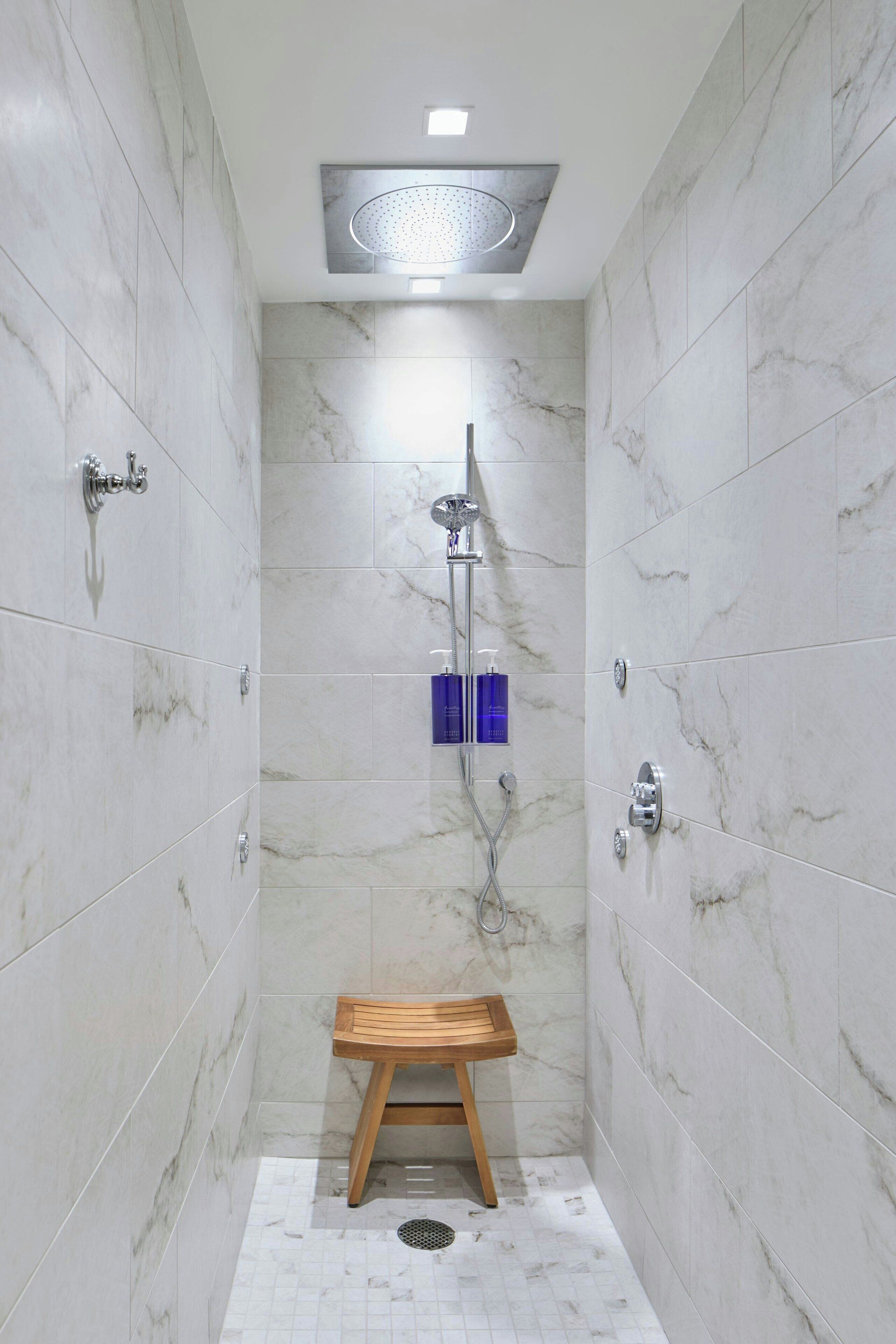 Um chuveiro moderno com ducha de chuva, chuveiro manual e torneira manual.