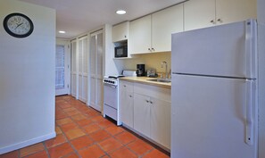 Refrigerador, microondas, cafetera y tetera y utensilios de cocina 