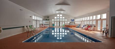 Indoor pool, sun loungers