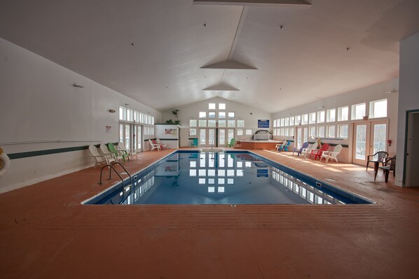 Piscine intérieure, chaises longues