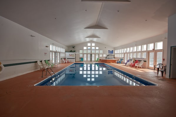 Piscine intérieure, chaises longues