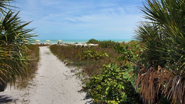 BBQ/picnic area - Seaside Inn (Sanibel)