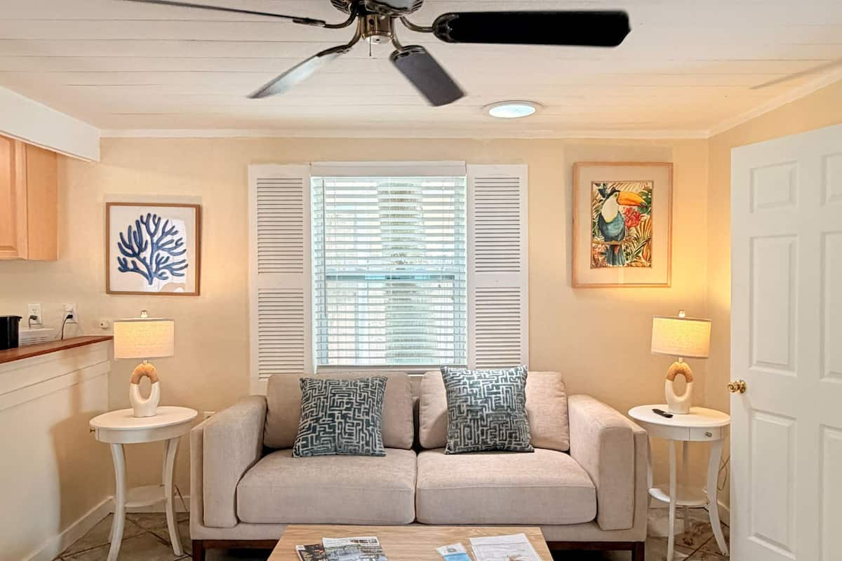 Cottage, Bay View (Bahama Breeze Room) | Living area