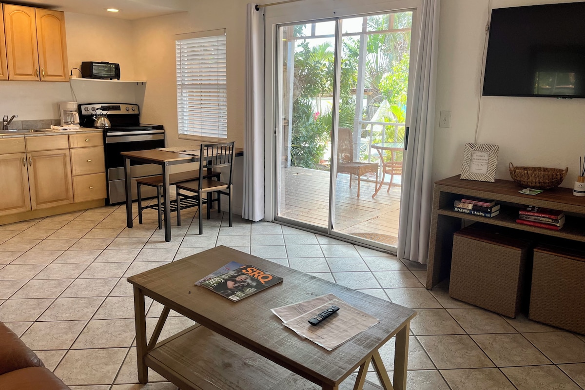 Cottage, 1 Bedroom, Bay View (Jasmine Room) | 笔记本电脑工作区、遮光窗帘、熨斗/熨衣板、免费 WiFi