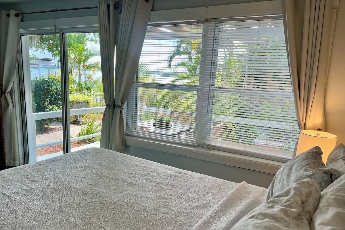 Cottage, Bay View (Key West Room) | 2 bedrooms, individually decorated, individually furnished