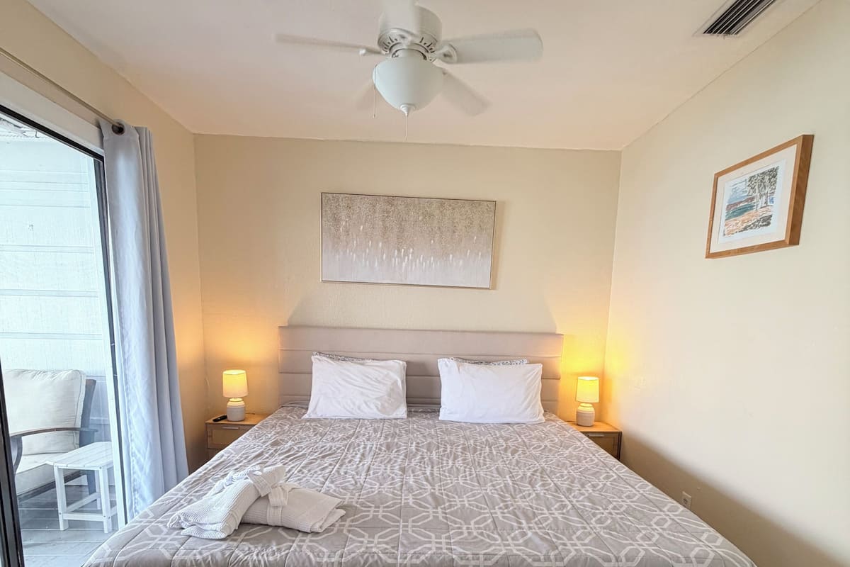 Cottage, Bay View (Caribbean Room)