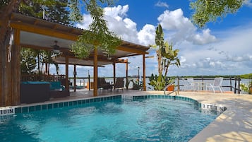 2 outdoor pools, free pool cabanas, pool umbrellas