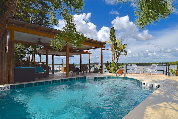 2 piscinas al aire libre, cabañas de piscina gratuitas, sombrillas